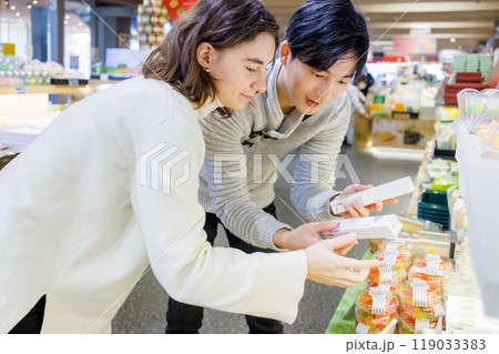 ショッピングを楽しむ若いカップル 119033383
