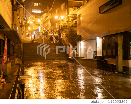 雨の伊香保温泉　石段街の夜景 119033861