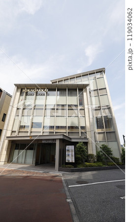 JR信濃町駅前にある創価学会総合案内センター 119034062