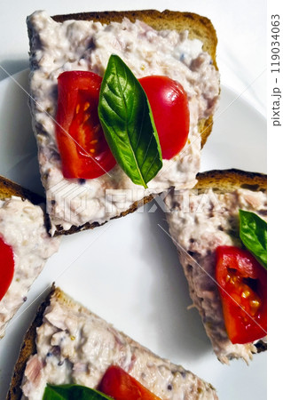 Gourmet Tuna Salad Sandwiches with Fresh Cherry Tomatoes and Basil 119034063