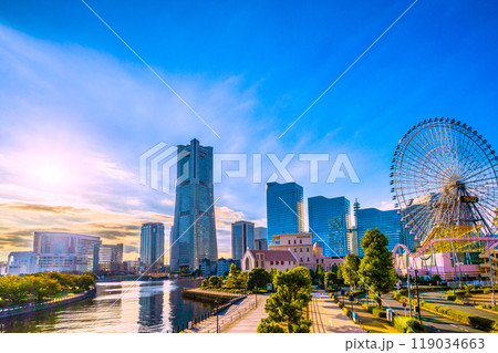 日本の横浜都市景観　横浜ランドマークタワーやみなとみらいの街を望む 119034663