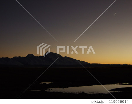西チベット　夕暮れのナムナニ峰 119036014
