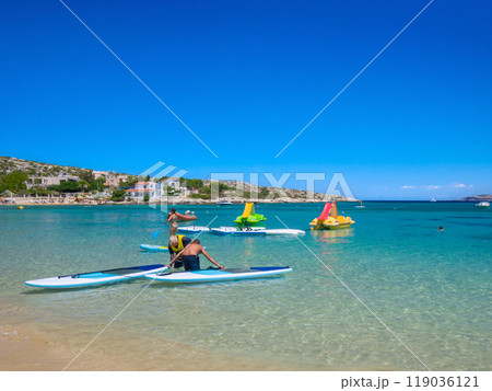 穏やかで透明なビーチでウォータースポーツを楽しむ人々 (ギリシャ、クレタ島、マラティビーチ) 119036121