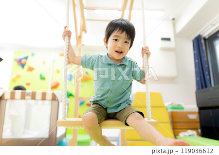 屋内保育イメージ_ブランコ 119036612