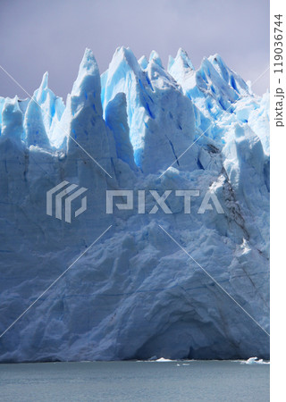 パタゴニアの氷河　アルゼンチン 119036744
