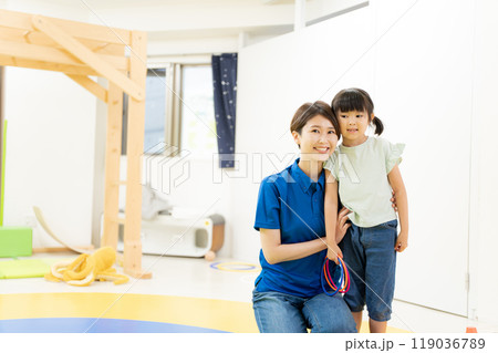 屋内保育所イメージ_療育_発達支援 119036789