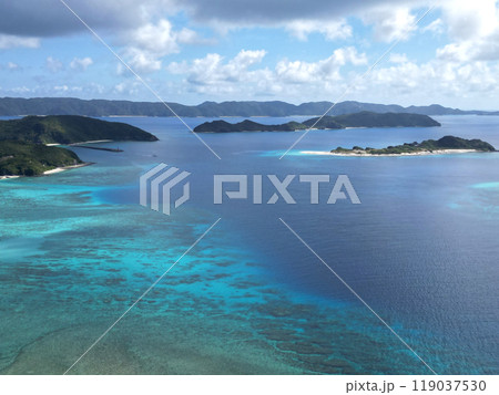 沖縄県座間味島の神の浜から多島海景観の空撮 沖縄県座間味島の神の浜から多島海景観の空撮 119037530