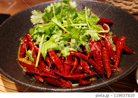 小肥羊・ラムの激辛マーラー炒め・パクチー載せ・花椒のしびれ・赤唐辛子大量 小肥羊・ラムの激辛マーラー炒め・パクチー載せ・花椒のしびれ・赤唐辛子大量 119037810