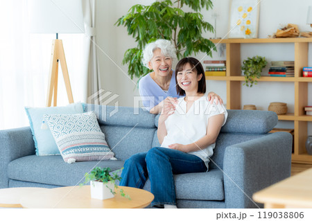リビングでくつろぐ仲良し親子 リビングでくつろぐ仲良し親子 119038806