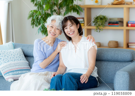 リビングでくつろぐ仲良し親子 119038809