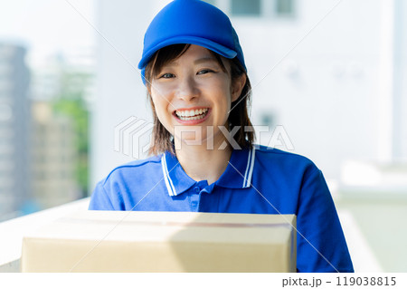荷物を届ける宅配便の女性ドライバー 119038815