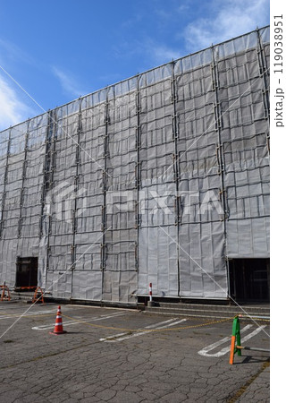 建設工事現場に設置された足場 建設工事現場に設置された足場 119038951