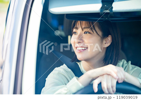 車を運転中の女性 ドライブに行く女性 車を運転中の女性 ドライブに行く女性 119039019