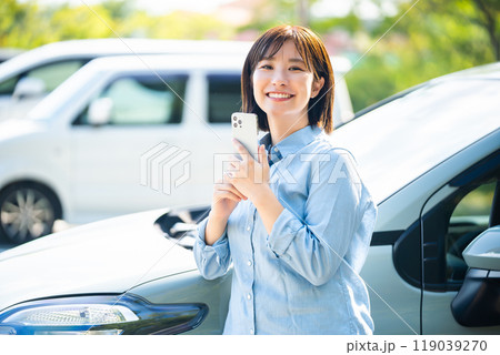 車を運転中の女性 ドライブに行く女性 車を運転中の女性 ドライブに行く女性 119039270