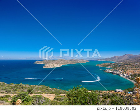 高台から湾に囲われたスピナロンガ島を望む (ギリシャ、クレタ島、プラカ) 119039302