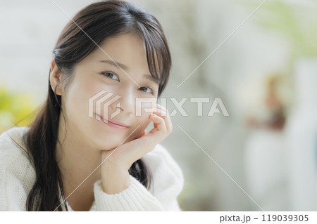 寝転がる白いニットの女性 119039305