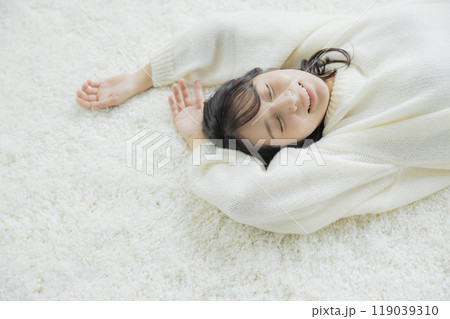寝転がる白いニットの女性 119039310