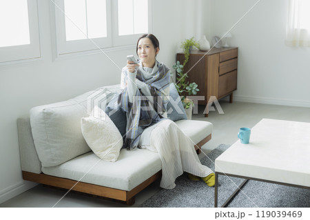 冬のリビングの女性　　 119039469
