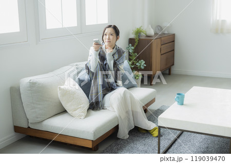 冬のリビングの女性 冬のリビングの女性 119039470