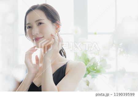 窓辺の黒いキャミソールワンピの女性　　　 119039599