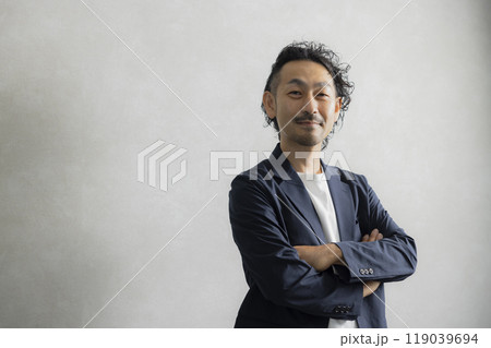 腕組みをする髭男性 腕組みをする髭男性 119039694