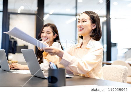 資料を手渡そうとしている女性 資料を手渡そうとしている女性 119039963