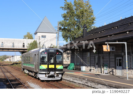 青空の美瑛駅に停車中のディーゼルカー　富良野線　北海道 119040227