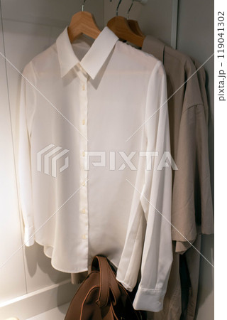 衣類の掛かるクローゼット 119041302