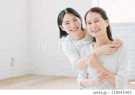 仲良くリビングでくつろぐ親子 仲良くリビングでくつろぐ親子 119041465