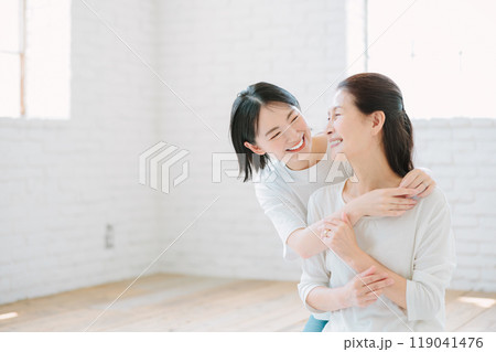 仲良くリビングでくつろぐ親子 仲良くリビングでくつろぐ親子 119041476