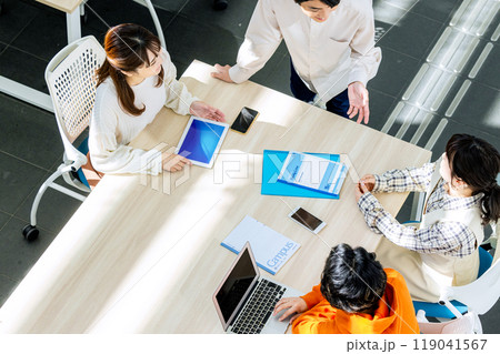 教室でミーティングをする男女の大学生 教室でミーティングをする男女の大学生 119041567