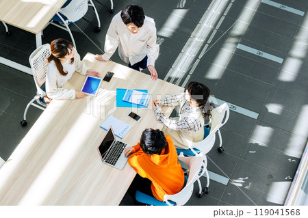 教室でミーティングをする男女の大学生 教室でミーティングをする男女の大学生 119041568