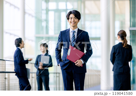 男性ビジネスマン 男性ビジネスマン 119041580