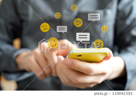 スマートフォンでSNSアプリを使っている人。人差し指でスマートフォンの画面をタップして操作している 119042385