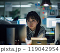 徹夜で働く女性 119042954