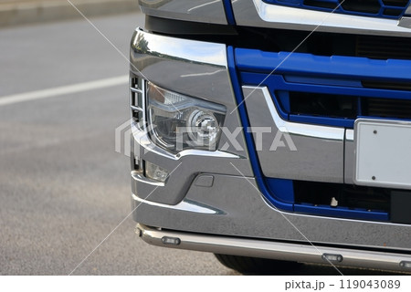 大型トラックのヘッドライト 119043089