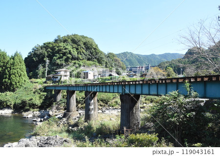 JR名松線、雲出川に掛かる橋梁と君ケ野ダム JR名松線、雲出川に掛かる橋梁と君ケ野ダム 119043161