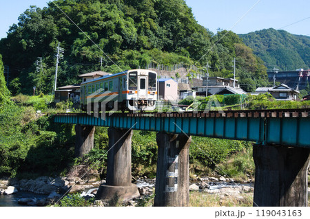 JR名松線、雲出川に掛かる橋梁と走るディーゼルカー JR名松線、雲出川に掛かる橋梁と走るディーゼルカー 119043163