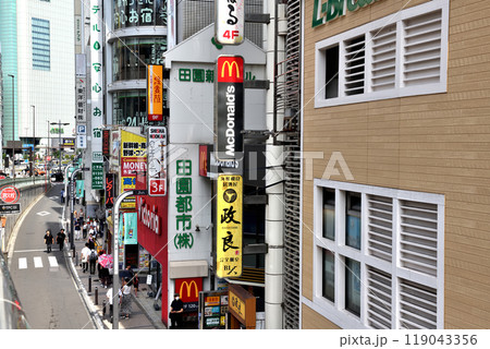 休日の新宿四丁目甲州街道沿いの風景 休日の新宿四丁目甲州街道沿いの風景 119043356
