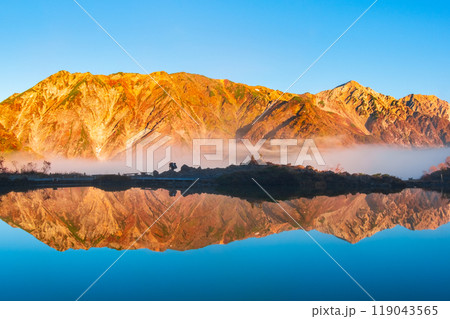 秋の唐松岳登山（夜明けの八方池と後立山連峰） 119043565