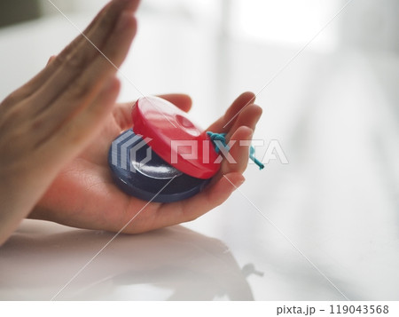 カスタネットを鳴らす子供の手 119043568