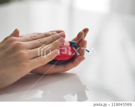 カスタネットを鳴らす子供の手 119043569