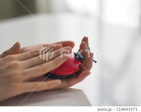 カスタネットを鳴らす子供の手 カスタネットを鳴らす子供の手 119043571