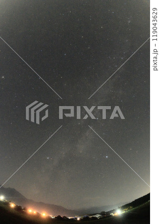 北杜市白州町、未明の宙分ける天の川に山並みまで降りた夏の大三角 北杜市白州町、未明の宙分ける天の川に山並みまで降りた夏の大三角 119043629