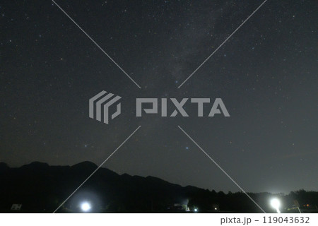 北杜市白州町、未明の宙分ける天の川に山並みまで降りた夏の大三角 119043632