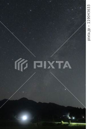 北杜市白州町、未明の宙分ける天の川に山並みまで降りた夏の大三角 北杜市白州町、未明の宙分ける天の川に山並みまで降りた夏の大三角 119043633