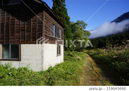 新潟県南魚沼市清水周辺の山小屋の風景 119043698