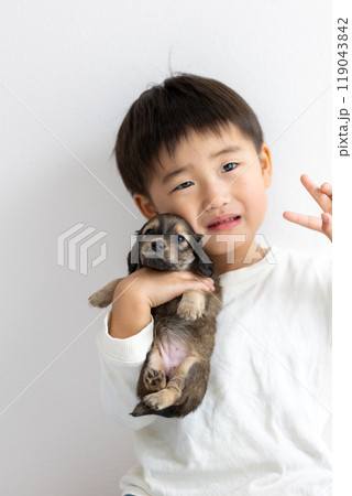 愛犬との家族写真 仔犬 カニンヘンダックスフンド 愛犬との家族写真 仔犬 カニンヘンダックスフンド 119043842