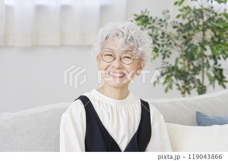 シニア女性のポートレート　リビング　カメラ目線 119043866