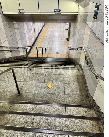 地下鉄の階段4 119043894